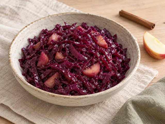 Illustration: Apfelrotkohl mit einer Spur Zimt angerichtet